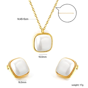 Détails de la parure collier et boucles d'oreilles avec pendentif nacre et bordure dorée