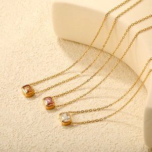 Elegantes collares de acero inoxidable oro 18K con colgantes de circón rectangulares