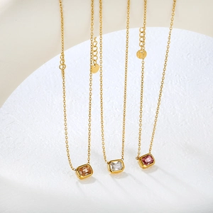 Elegante collar de acero inoxidable chapado en oro de 18K con colgantes de circón rectangular
