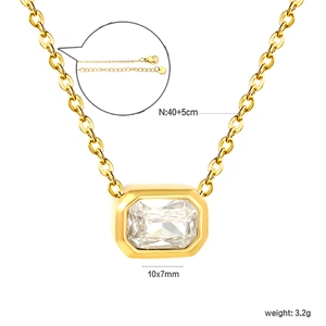 Detalle de collar de acero inoxidable en oro de 18K con colgante de circón y cierre de langosta