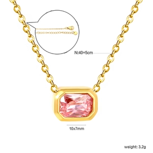 Detalle de collar de acero chapado en oro 18K con colgante de circón rosa y medidas