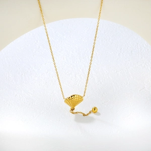 Collier en acier inoxydable plaqué or 18K avec pendentif coquillage texturé et perle dorée