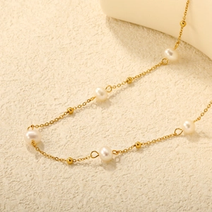 Détail du collier en acier inoxydable doré 18 carats avec perles d'eau douce fines