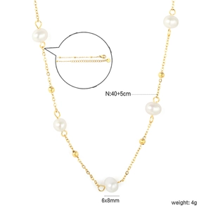 Vue détaillée du collier de perles 6x8mm avec chaîne dorée ajustable de 40+5cm