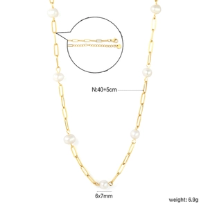 Détail du collier en acier inoxydable doré 18K avec perles et extension de chaîne de 5cm