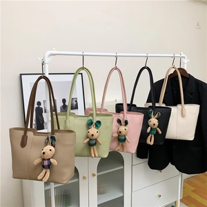 Borsa tote capiente minimalista con ciondolo a coniglio in vari colori alla moda