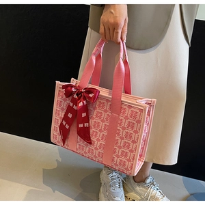 Dettaglio borsa sposa rosa con jacquard doppia felicità rosso e nastro decoro