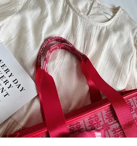 Dettaglio della borsa da sposa rossa con simbolo doppia felicità e tracolla tessuta