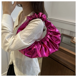 Borsa a nuvola plissettata rosa acceso alla moda indossata da una modella a spalla