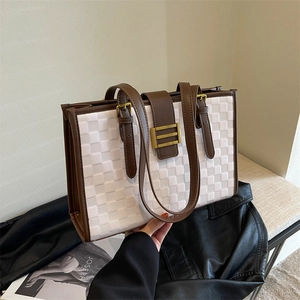 Classic Checkerboard PU Leather Tote Bag For Women Large Capacity Retro Shoulder Bag With Elegant Metal Buckle