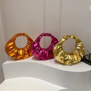 Borse hobo metallizzate in arancione, rosa e oro con manici a nuvola increspati