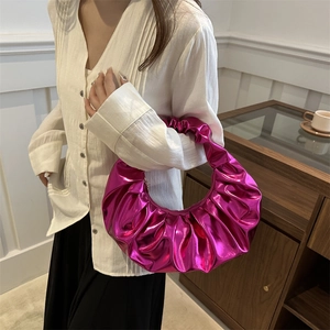 Borsa a mezzaluna plissettata fucsia metallizzato con manico ad anello alla moda