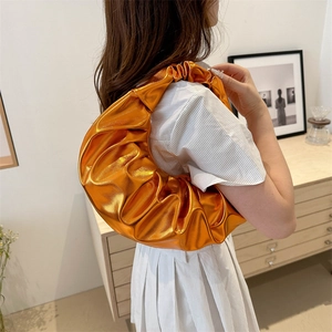 Borsa hobo plissettata arancione metallizzato con finitura lucida sulla spalla