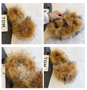 Detaillierte Nahaufnahme der flauschigen Herz-Handtasche und passendem Stirnband Set