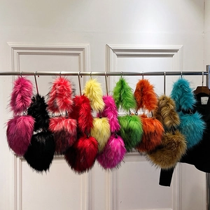 Schicke herzförmige Kunstpelz-Handtaschen in verschiedenen Farben an einem Verkaufsständer
