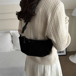 Sac à bandoulière noir en daim mat avec texture plissée et détail de nœud élégant
