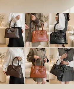 Vue détaillée du grand sac cabas en cuir avec boucles dorées et charms décoratifs