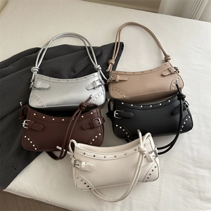 Borse hobo rétro con borchie in cinque colori tra cui argento, nero e avorio