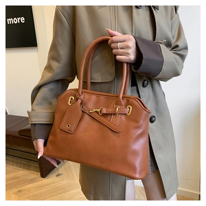 Vue détaillée du sac Boston en cuir marron vintage avec anneau métallique et pendentif