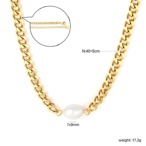 Détail du collier en chaîne dorée 18K avec perle d'eau douce 7x9mm et fermoir mousqueton