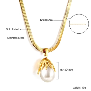 Detalle de collar de acero bañado en oro con colgante de perla dimensiones 16,4x21 mm