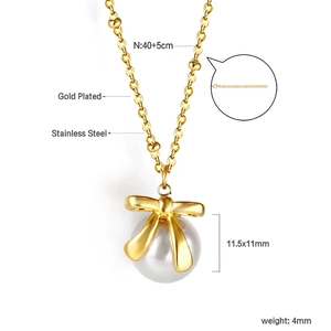 Detail van vergulde roestvrijstalen ketting met afmetingen 40+5cm en een parelhanger