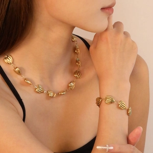 Elegantes 18K vergoldetes Herz Halskette und Armband Set an einem weiblichen Model