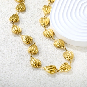 Goldene Herz-Halskette mit gerippter Textur in einem minimalistischen eleganten Design
