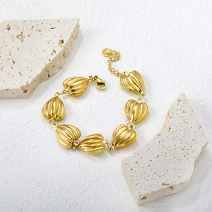 Elegante bracciale dorato a forma di cuore con texture a coste e chiusura regolabile