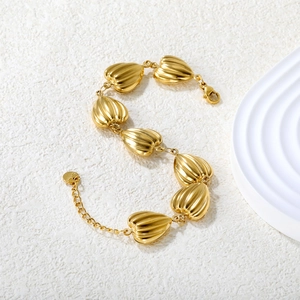 Elegante bracciale a maglie a conchiglia in acciaio inossidabile dorato con chiusura