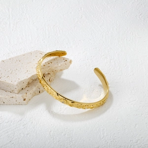 Bracelet manchette doré en C avec gravures soleil lune et incrustations de zircons