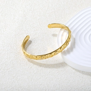 Bracelet manchette doré en C avec gravures soleil et lune et oxydes de zirconium clairs