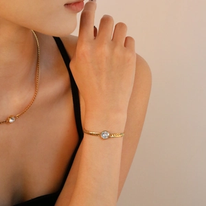 Detail der 18K vergoldeten Edelstahl-Cuban-Kette mit rundem Zirkonia-Anhänger für Damen