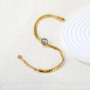 Elegantes goldenes Edelstahl-Panzerarmband mit einem großen runden Kristallanhänger