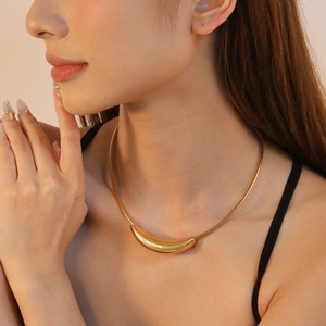 Collier minimaliste en acier inoxydable plaqué or 18K avec pendentif incurvé sur un modèle