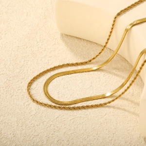Collier superposé en acier inoxydable doré 18K avec chaînes torsadées et serpent plates