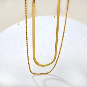 Détail du collier superposé en maille serpent et corde plaqué or 18 carats
