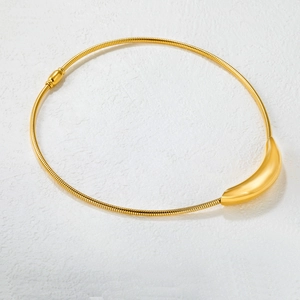 Collier minimaliste en acier inoxydable plaqué or 18 carats avec pendentif courbé