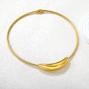 Détail du tour de cou en acier inoxydable plaqué or 18 carats avec pendentif courbé