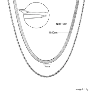 Détail du collier argenté multicouche avec chaîne serpent de 40cm et chaîne torsadée 45cm