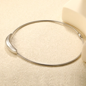 Détail d'un collier chaîne serpent argenté avec fermoir magnétique et pendentif incurvé