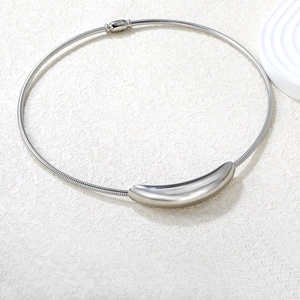 Collier maille serpent polie avec pendentif incurvé minimaliste sur marbre blanc