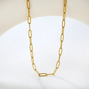 Détail d'un collier chaîne trombone en acier inoxydable plaqué or 18 carats