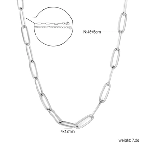 Détail du collier chaîne trombone en acier inoxydable argenté avec fermoir mousqueton