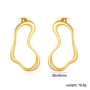 Détail des boucles d'oreilles géométriques irrégulières en plaqué or 18 carats 28x48mm