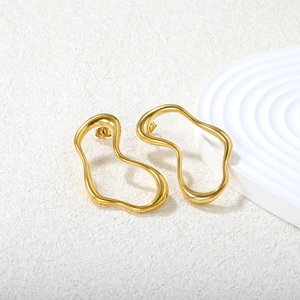 Boucles d'oreilles géométriques dorées irrégulières avec finition mate sur fond blanc