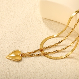 Collier doré à pendentif cœur multicouche avec chaînes serpent et torsadées sur pierre