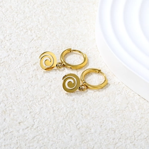Boucles d'oreilles spirales en acier inoxydable plaqué or 18k sur présentoir