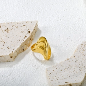Minimalist 18K gold stainless steel wavy ring featuring a polished irregular organic shape