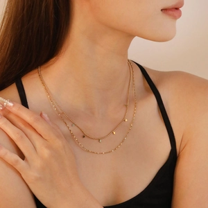 Collar de doble capa en acero inoxidable chapado en oro de 18K con cuentas y dijes geométricos
